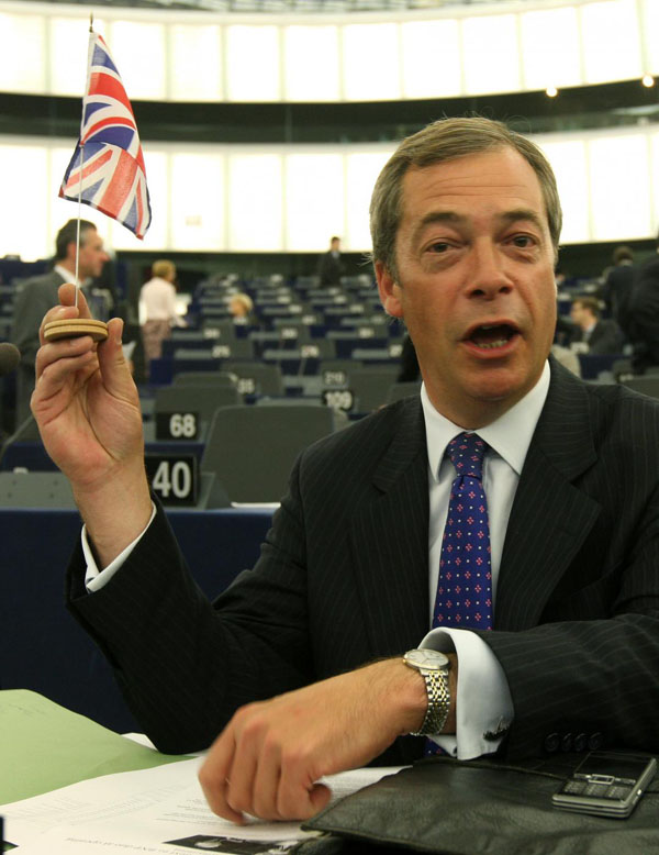 Cameron si fa dettare l’agenda dall’Ukip. “Via dall’Europa e stop all’immigrazione”