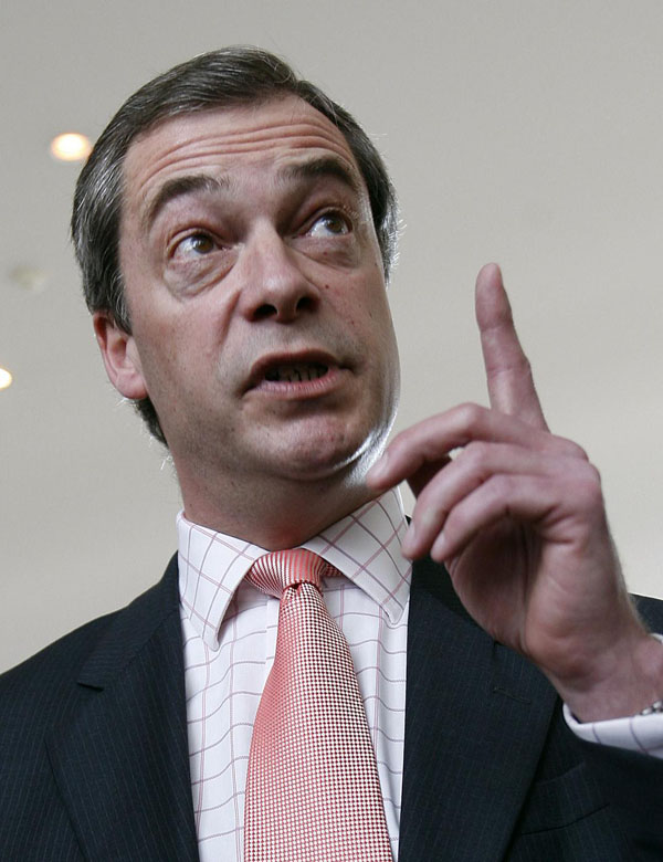 Cameron si fa dettare l’agenda dall’Ukip. “Via dall’Europa e stop all’immigrazione”