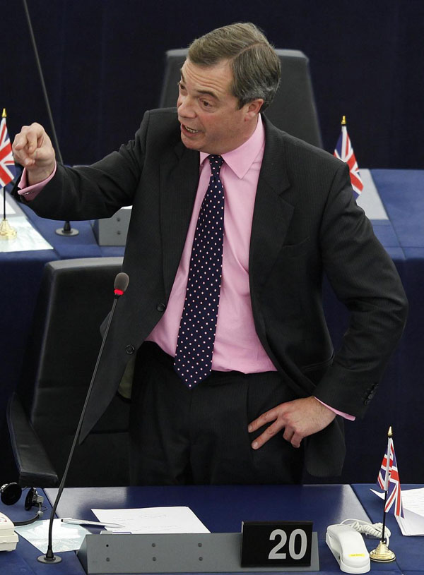 Cameron si fa dettare l’agenda dall’Ukip. “Via dall’Europa e stop all’immigrazione”