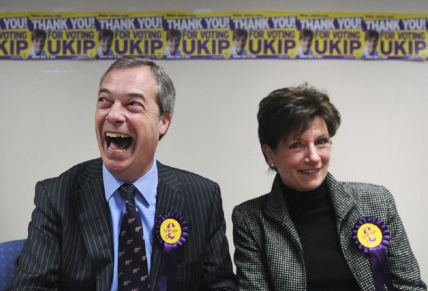 Cameron si fa dettare l’agenda dall’Ukip. “Via dall’Europa e stop all’immigrazione”