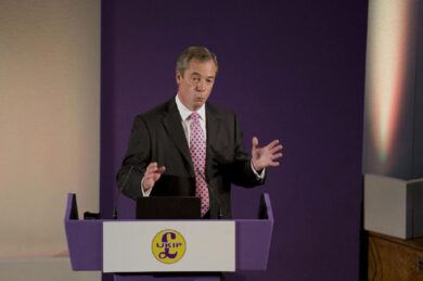 Cameron si fa dettare l’agenda dall’Ukip. “Via dall’Europa e stop all’immigrazione”