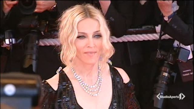 Madonna finisce in ospedale: piede rotto e stampelle per miss Ciccone Madonna finisce in ospedale: piede rotto e stampelle per miss Ciccone