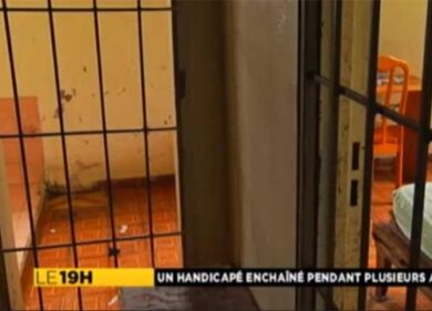 Disabile prigioniero per 50 anni. “Incatenato nella sua stanza come un animale”