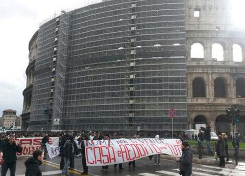 Il giorno della rabbia metropolitana. Centinaia in piazza: blocchi ovunque Il giorno della rabbia metropolitana. Centinaia in piazza: blocchi ovunque