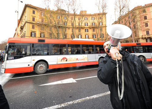 Il giorno della rabbia metropolitana. Centinaia in piazza: blocchi ovunque Il giorno della rabbia metropolitana. Centinaia in piazza: blocchi ovunque