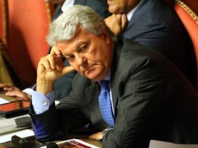 Pd, lo schiaffo di Tedesco: “Decaro trasformista, appoggio Di Paola”
