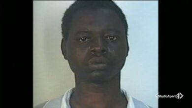 Video / Il picconatore fuori dal carcere Rabbia e choc nel quartiere