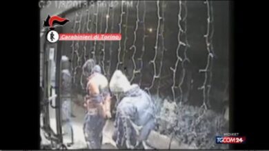 Video / Rapine con spaccata, cinque arresti a Torino