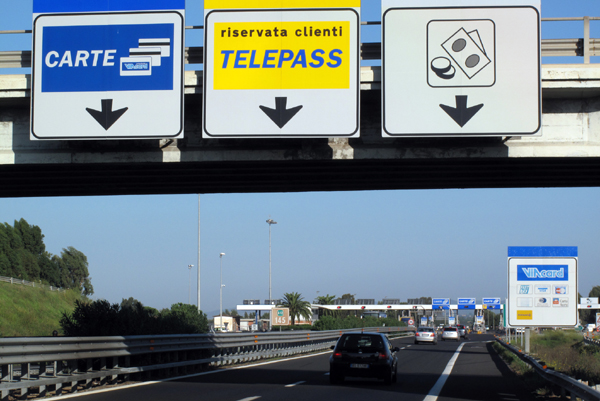 Grande Fratello sulle autostrade. Stop alle auto senza assicurazione Grande Fratello sulle autostrade. Stop alle auto senza assicurazione