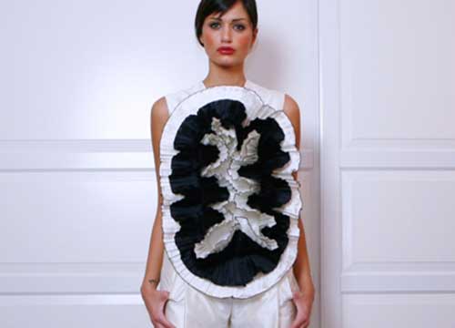 Lettieri alla sfida delle millepieghe. Shantung, taffettà e l’organza… plissé