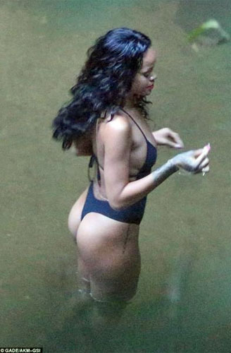 Rihanna, sorpresa per i fans: foto in topless Rihanna, sorpresa per i fans: foto in topless