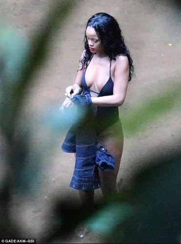 Rihanna, sorpresa per i fans: foto in topless Rihanna, sorpresa per i fans: foto in topless