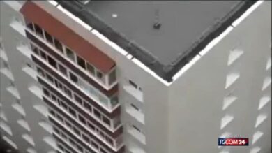 Video / India, bimbo di 3 anni sul cornicione