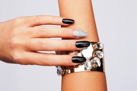 Le unghie? Irresistibili e super glam con Estrosa Le unghie? Irresistibili e super glam con Estrosa