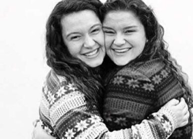 Amiche inseparabili al college. Scoprono di essere sorelle. Video