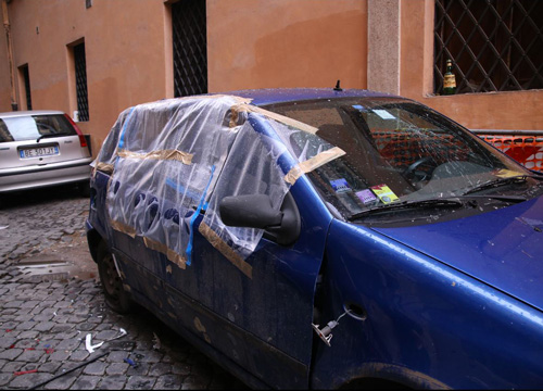 Una bomba nella notte: paura in Centro. Allarme rosso per la visita di Hollande Una bomba nella notte: paura in Centro. Allarme rosso per la visita di Hollande