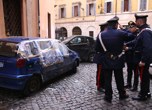 Una bomba nella notte: paura in Centro. Allarme rosso per la visita di Hollande Una bomba nella notte: paura in Centro. Allarme rosso per la visita di Hollande