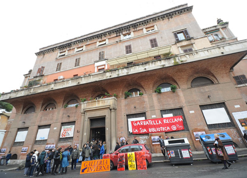 Occupano edificio Ater. Diventerà una biblioteca Occupano edificio Ater. Diventerà una biblioteca