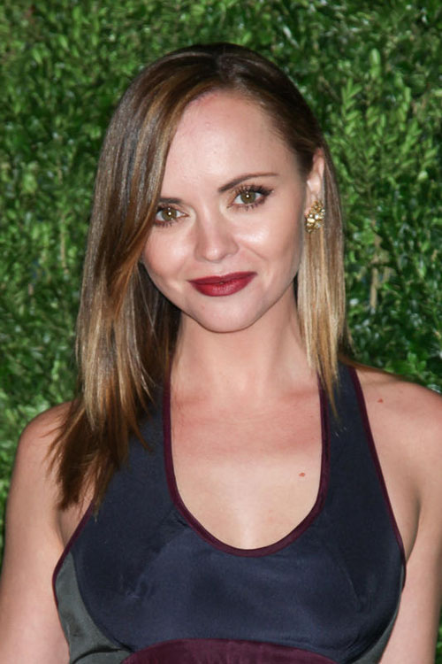 Christina Ricci lancia la nuova moda: il selfie ora si fa nel frigo Christina Ricci lancia la nuova moda: il selfie ora si fa nel frigo