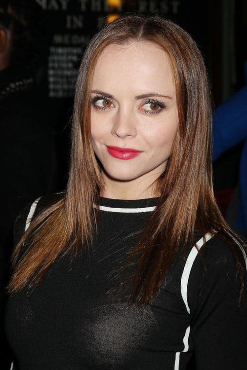 Christina Ricci lancia la nuova moda: il selfie ora si fa nel frigo Christina Ricci lancia la nuova moda: il selfie ora si fa nel frigo