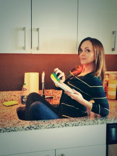 Christina Ricci lancia la nuova moda: il selfie ora si fa nel frigo Christina Ricci lancia la nuova moda: il selfie ora si fa nel frigo