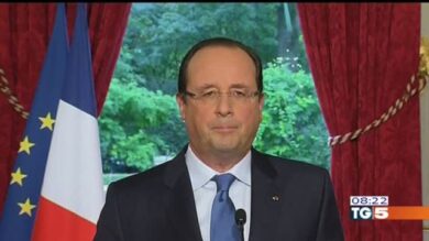 Hollande-Valery, è divorzio. “Ha deciso lui. Ma lei non firma”
