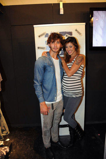 Belen mamma super sexy: bikini slacciato in spiaggia Belen mamma super sexy: bikini slacciato in spiaggia