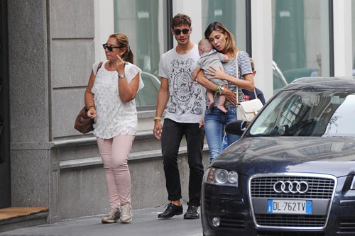 Belen mamma super sexy: bikini slacciato in spiaggia Belen mamma super sexy: bikini slacciato in spiaggia