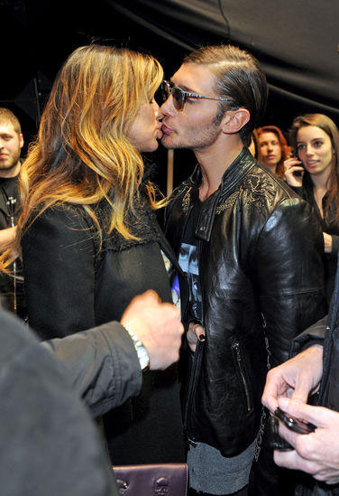 Belen mamma super sexy: bikini slacciato in spiaggia Belen mamma super sexy: bikini slacciato in spiaggia