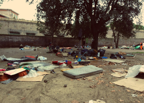 Blitz al Colle Oppio. Bonificato il parco Blitz al Colle Oppio. Bonificato il parco