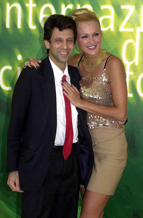 Eva Henger nuda nella vasca: gli scatti finiscono in rete Eva Henger nuda nella vasca: gli scatti finiscono in rete