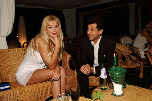 Eva Henger nuda nella vasca: gli scatti finiscono in rete Eva Henger nuda nella vasca: gli scatti finiscono in rete