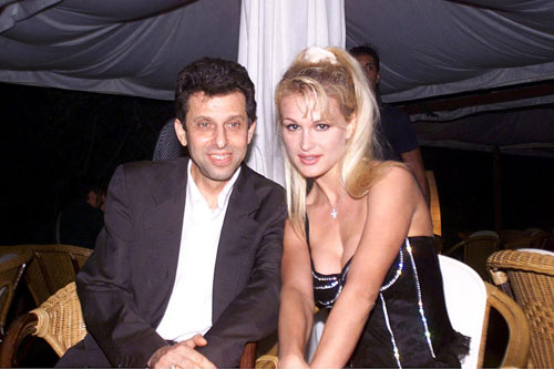 Eva Henger nuda nella vasca: gli scatti finiscono in rete Eva Henger nuda nella vasca: gli scatti finiscono in rete