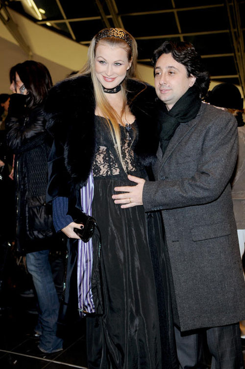 Eva Henger nuda nella vasca: gli scatti finiscono in rete Eva Henger nuda nella vasca: gli scatti finiscono in rete