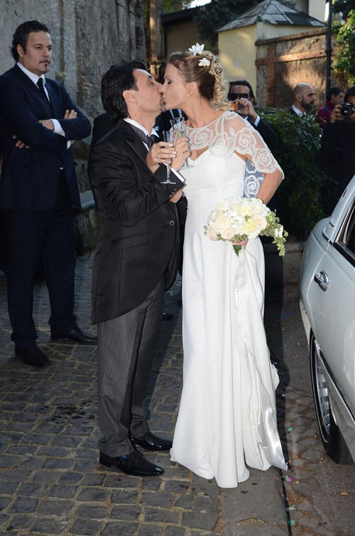 Eva Henger nuda nella vasca: gli scatti finiscono in rete Eva Henger nuda nella vasca: gli scatti finiscono in rete