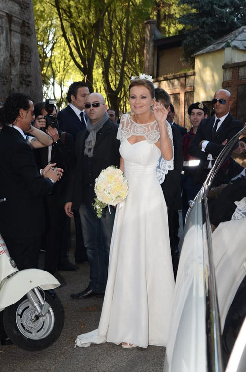 Eva Henger nuda nella vasca: gli scatti finiscono in rete Eva Henger nuda nella vasca: gli scatti finiscono in rete