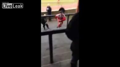 Video/ Gb, tifoso pestato… dal calciatore