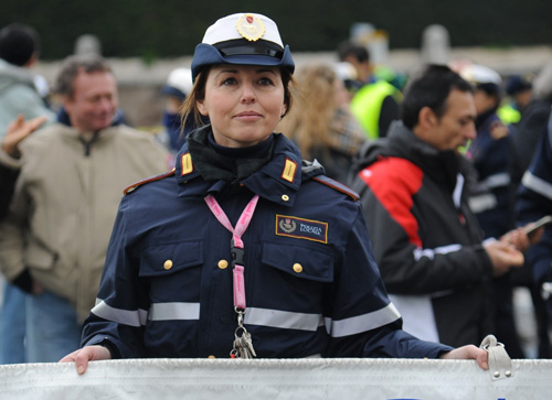 I vigili marciano sul Campidoglio. Traffico caos, coda infinita I vigili marciano sul Campidoglio. Traffico caos, coda infinita