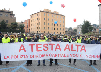I vigili marciano sul Campidoglio. Traffico caos, coda infinita