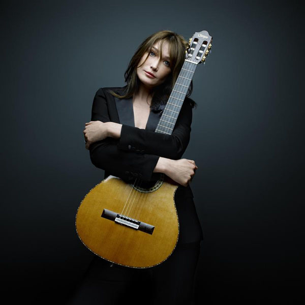 Carla Bruni si dà alla politica, tra uno scandalo e un altro Carla Bruni si dà alla politica, tra uno scandalo e un altro