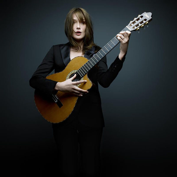 Carla Bruni si dà alla politica, tra uno scandalo e un altro Carla Bruni si dà alla politica, tra uno scandalo e un altro