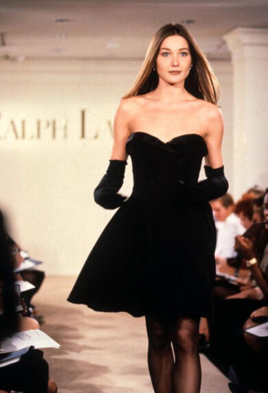 Carla Bruni si dà alla politica, tra uno scandalo e un altro