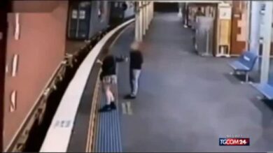 Video / Australia, donna investita dal treno