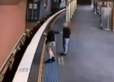 Ragazza salta al volo su un vagone. E finisce sotto il treno. Video