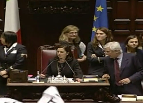 Botte alla Camera. Scontri e feriti. Deputato schiaffeggia grillina Botte alla Camera. Scontri e feriti. Deputato schiaffeggia grillina