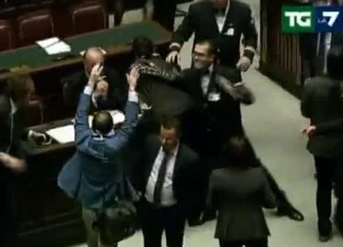 Botte alla Camera. Scontri e feriti. Deputato schiaffeggia grillina Botte alla Camera. Scontri e feriti. Deputato schiaffeggia grillina
