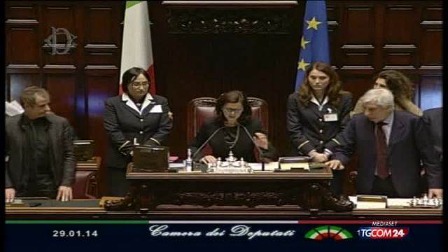 Botte alla Camera. Scontri e feriti. Deputato schiaffeggia grillina Botte alla Camera. Scontri e feriti. Deputato schiaffeggia grillina