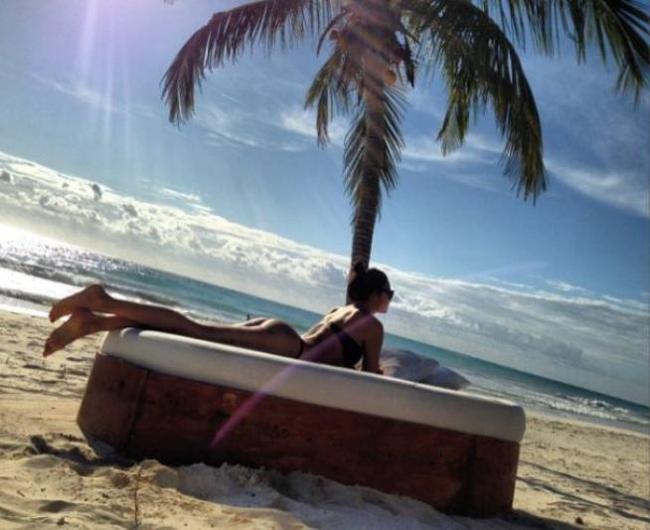 Bikini esplosivo per Irina: la fidanzata di Ronaldo mostra il lato b