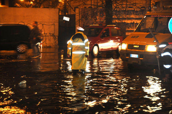 Bombe d’acqua, grandine e neve. Allarme maltempo Bombe d’acqua, grandine e neve. Allarme maltempo