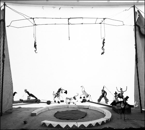Mostre/ Il magico Circo in valigia di Calder negli scatti di Mulas Mostre/ Il magico Circo in valigia di Calder negli scatti di Mulas